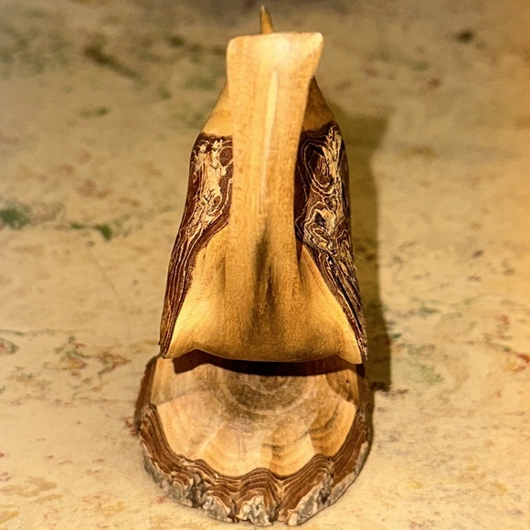 Hand Carved bird, signed by the artist - Picture 7 of 8